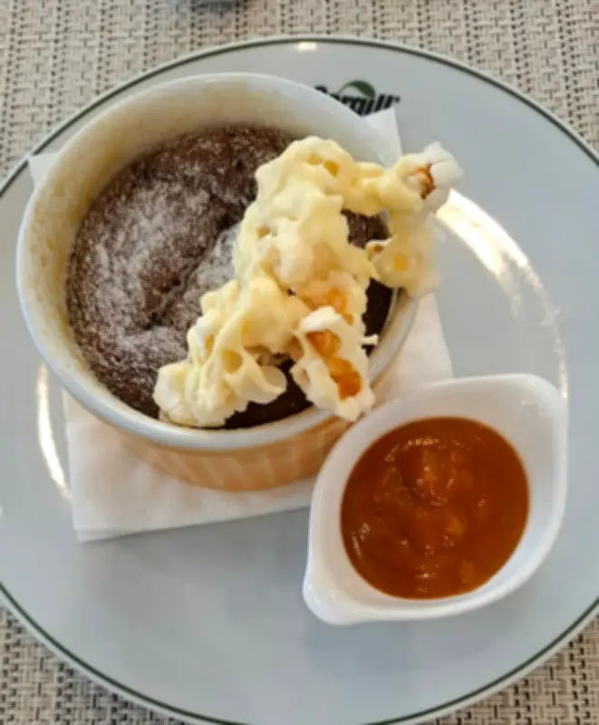 Receita de Soufflé de Chocolate com Pipoca de Chocolate Branco e Caramelo de Café