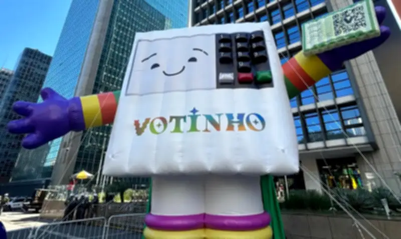 Republicanos aciona TRE-SP contra boneco 'Votinho' na Parada LGBT