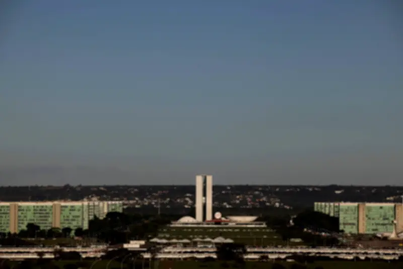 Risco político no Brasil cai para menor nível histórico, aponta AtlasIntel/Bloomberg