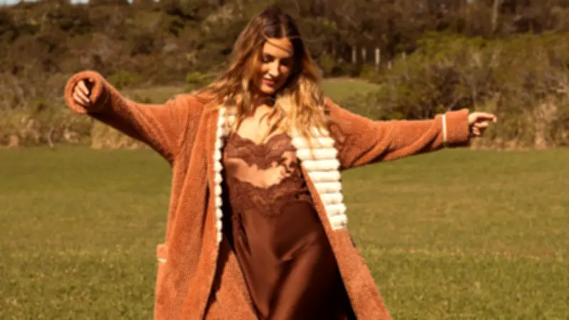 Robe: a peça versátil que transita do conforto doméstico à moda sofisticada