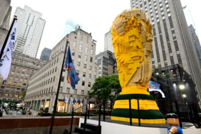 Réplica gigante da taça da Copa do Mundo com 1,3 milhão de peças de Lego é inaugurada em NY