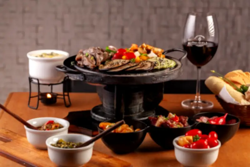 Sabores que aquecem o inverno: fondue, massas e sopas em Niterói