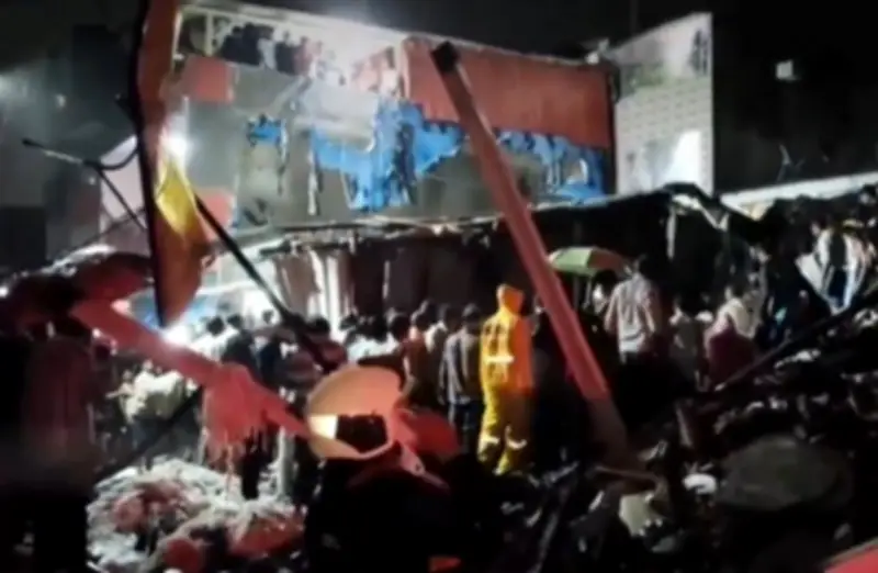 Seis morrem em desabamento de prédio durante monções em Mumbai
