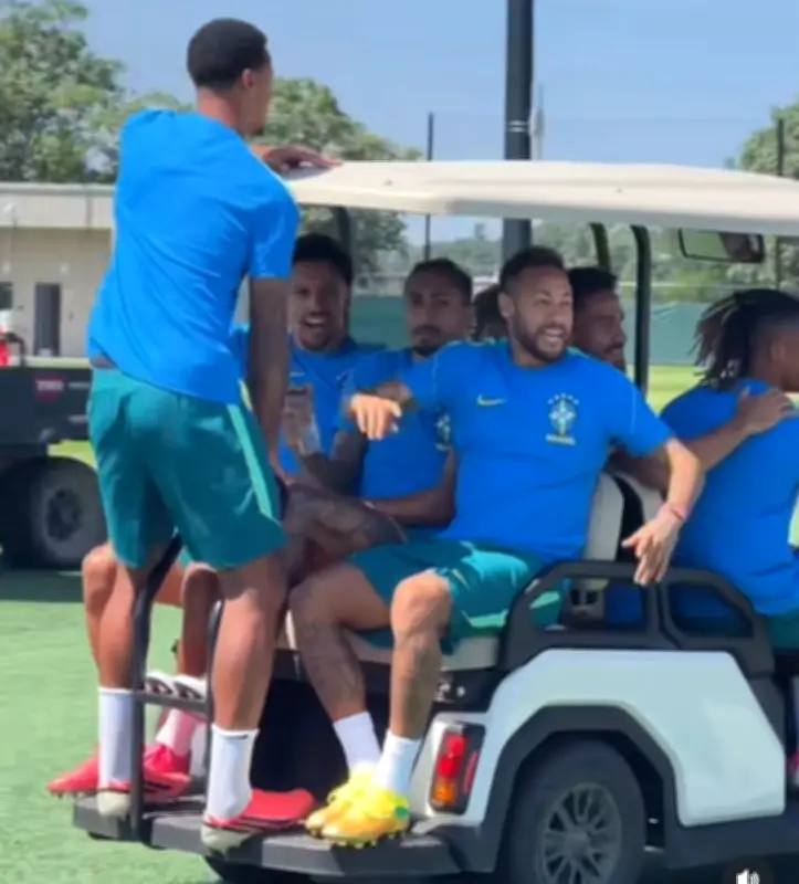 Seleção brasileira treina com descontração antes de pegar a Noruega