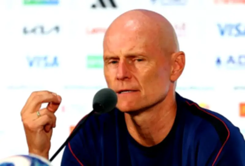 Solbakken homenageia Ancelotti antes de Brasil x Noruega na Copa