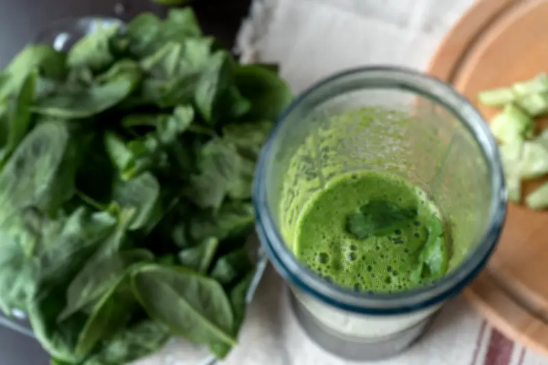 Suco verde em excesso pode prejudicar os rins, alerta nefrologista