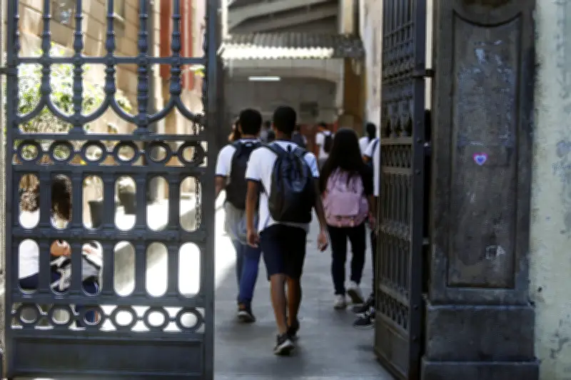 TCM-RJ doa 50 computadores a escolas estaduais do Rio