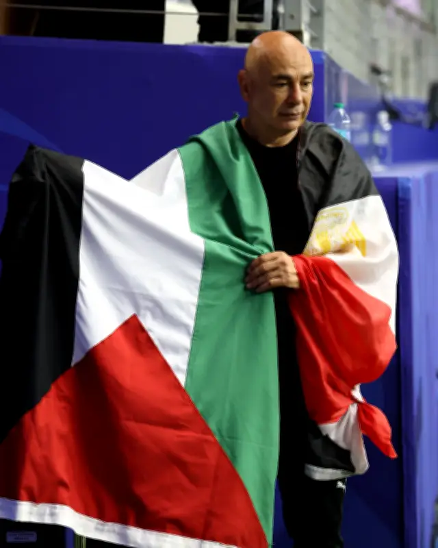 Técnico do Egito ergue bandeira palestina e dedica vaga histórica