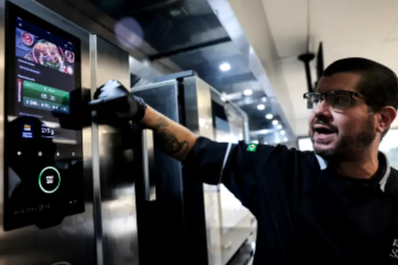 Tecnologia revoluciona cozinhas com fornos inteligentes e robôs