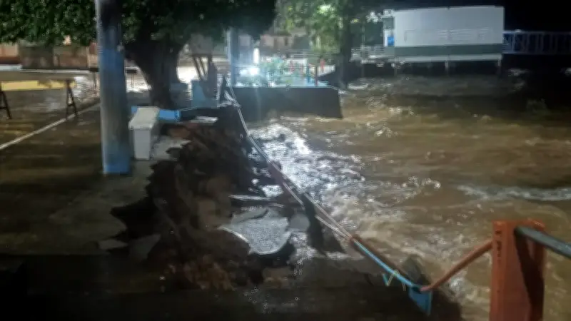 Temporal destrói orla em Terra Santa, no Pará; não há feridos
