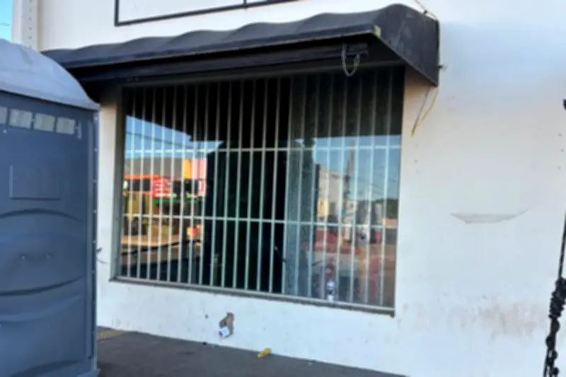 Tentativa de execução em tabacaria termina com suspeito morto e feridos