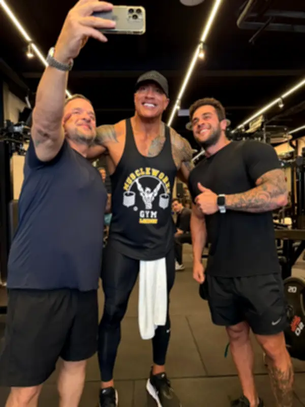 The Rock treina no Rio e agita fãs na academia Silva Gym