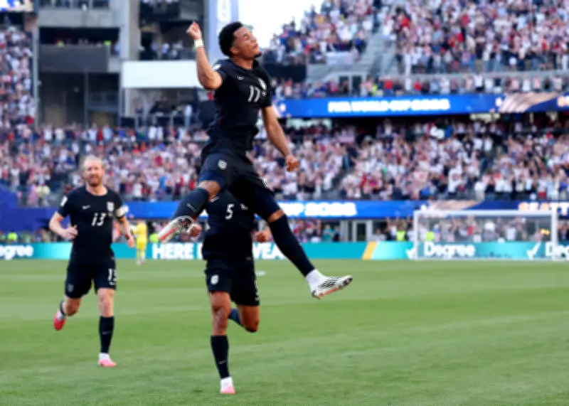 Tillman iguala feito de 1982 com dois gols de falta na Copa