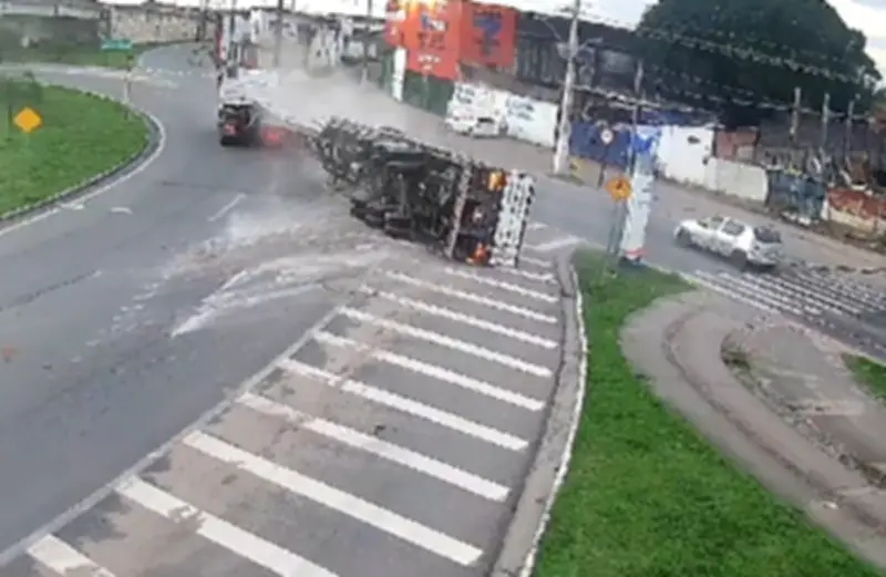 Tombamento de carreta com vigas de concreto interdita trânsito em Maceió