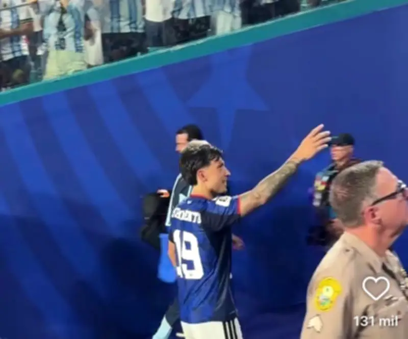 Torcedor perde camisa para Lisandro Martínez após pedido de autógrafo