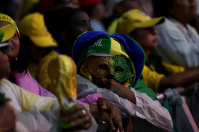 Torcida lamenta eliminação do Brasil para a Noruega em Copacabana