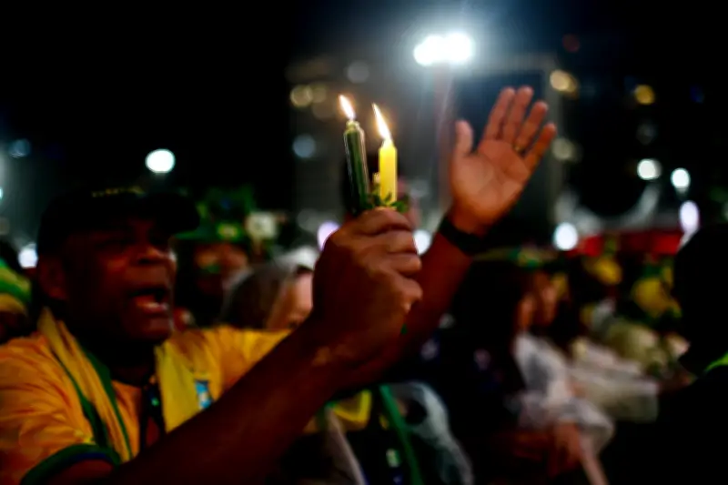 Torcida lamenta eliminação do Brasil para Noruega em Copacabana