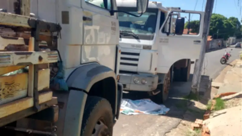 Trabalhador morre prensado entre caminhões no PI