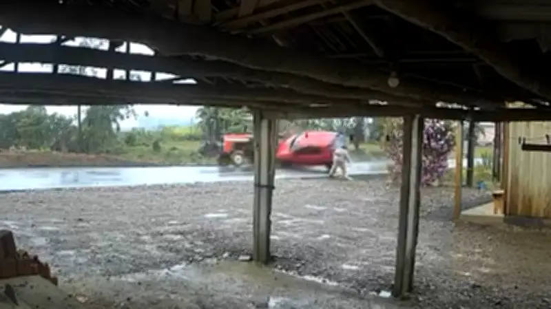 Tratorista escapa por segundos de ser esmagado por carro em SC