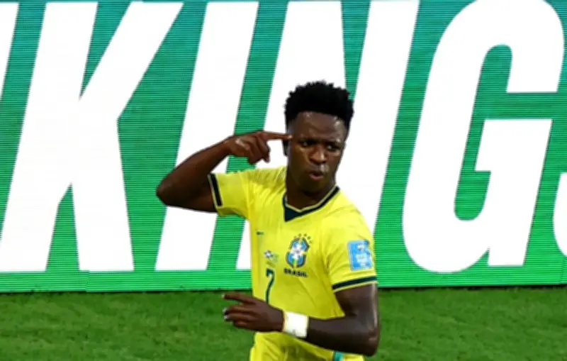 Vini Jr. come abacaxi antes de jogos: benefícios vão além do sabor