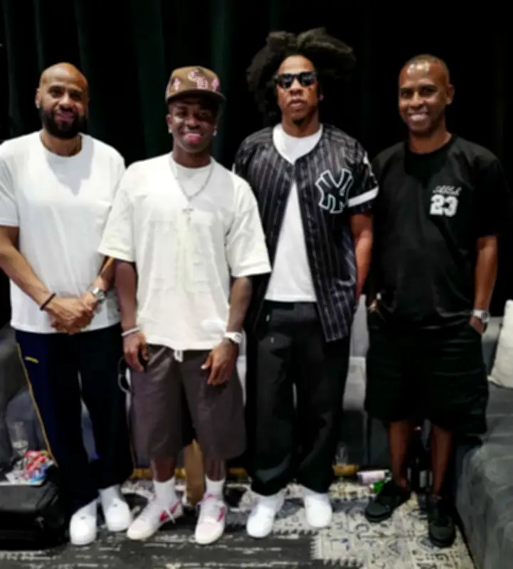Vini Jr. recebe visita de Jay-Z, dono da agência que gerencia sua carreira