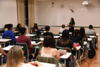 37,3% dos brasileiros acima de 15 anos não concluíram educação básica
