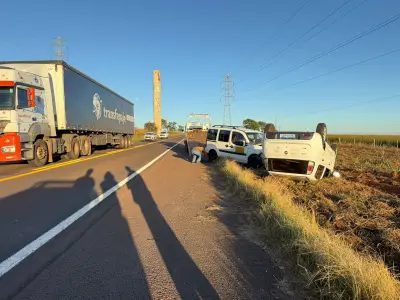 Acidente entre carros oficiais da UFMS e Saúde de Paranaíba na BR-262 deixa motorista ferido