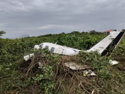 Avião bimotor cai em praia de Santa Catarina; dois sobrevivem