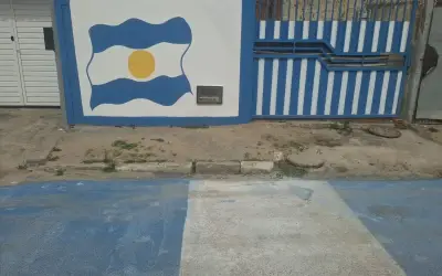 Baiano que torce para Argentina pinta casa nas cores da seleção e viraliza