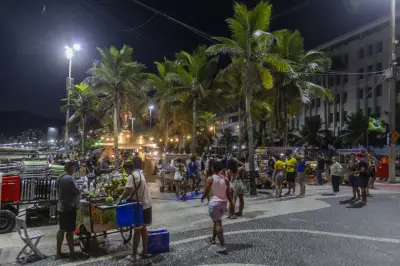 Camelôs tomam orla de Ipanema e geram crise no comércio local
