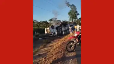Caminhão cai em ribanceira na PA-151; motorista sobrevive