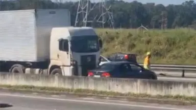 Caminhão que arrastou carro de idosa na Dutra é apreendido em Taubaté