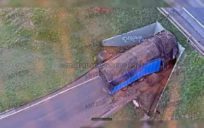 Carreta entala em viaduto na Raposo Tavares em Assis (SP)