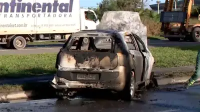 Carro pega fogo na BR-101 em Linhares após pane elétrica