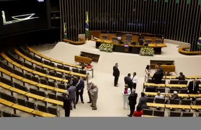 Câmara aprova urgência para projeto que criminaliza misoginia no Brasil
