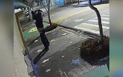 Câmera flagra homem disparando gás de pimenta em escola de Conchas