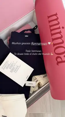 Esposa de Cristiano Ronaldo presenteia mulher de Messi com itens de loja