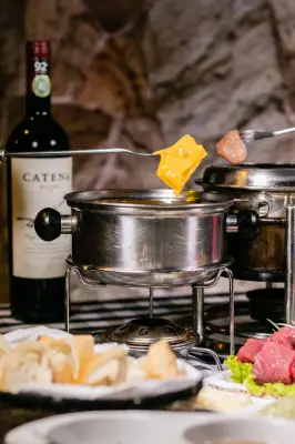 Inverno na Barra da Tijuca vira roteiro gastronômico com fondues e sopas