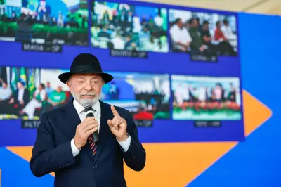 Lula faz gesto obsceno e defende acesso de pobres a bens de primeira