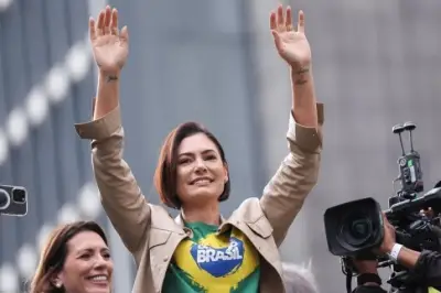 Michelle Bolsonaro tenta conter crise após elogiar programa de Lula