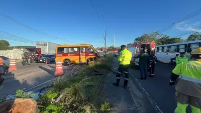 Micro-ônibus capota no Distrito Industrial de Manaus; 4 feridos