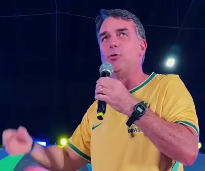 Moraes dá 10 dias para PF ouvir Flávio Bolsonaro sobre calúnia contra Lula
