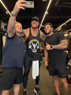 The Rock treina no Rio e agita fãs na academia Silva Gym