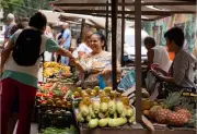Alta dos alimentos perde força no IPC-S de junho, mas inflação preocupa