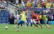 Bruno Guimarães perde pênalti e vira meme em Brasil x Noruega