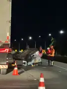 Capotamento na Via Dutra em Resende deixa duas pessoas feridas