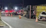 Carreta tomba e interdita avenida em Manaus; retirada será à noite
