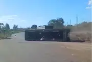 Carreta tomba na BR-010 após ultrapassagem mal sucedida