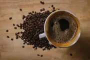 Chuvas atrasam colheita do café e elevam preços em mais de 13%