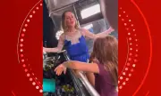Claudia Leitte vibra com filha Bela, 6 anos, em show na Bahia